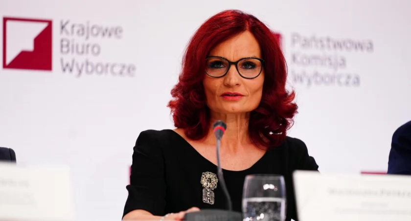 Szefowa KBW: dopóki wyborca nie odejdzie od stołu obwodowej komisji, ma prawo odmówić przyjęcia karty do głosowania