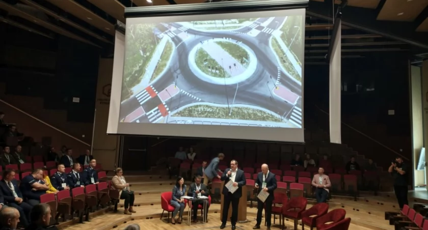 Policjanci na sympozjum o bezpieczeństwie