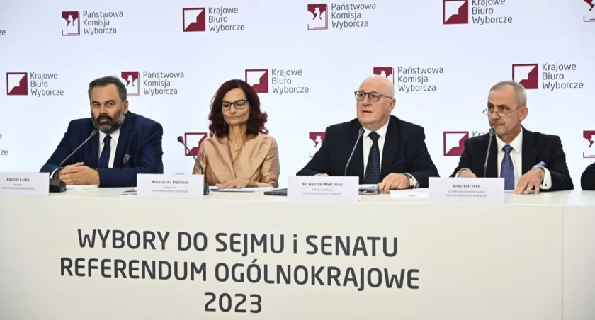 PKW: wybory przebiegają spokojnie; komisje nie powinny pytać wyborców, czy chcą pobrać kartę do referendum