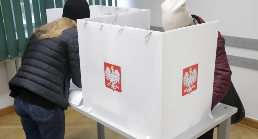 PKW: frekwencja wyborcza na godz. 12 wyniosła 22,59 proc.