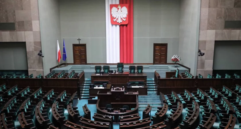 Sondaż Ipsos late poll: PiS - 36,6 proc.; KO - 31 proc.; Trzecia Droga - 13,5 proc.; Lewica - 8,6 proc.; Konfederacja - 6,4 proc.