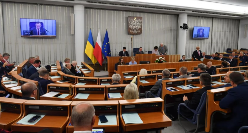 Senat- dane z ponad 99 proc. komisji: pakt senacki - 66 mandatów; PiS - 34