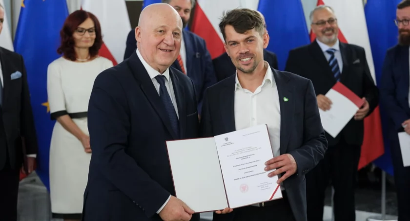 Sejm: nowi posłowie odebrali z rąk szefa PKW zaświadczenia o wyborze