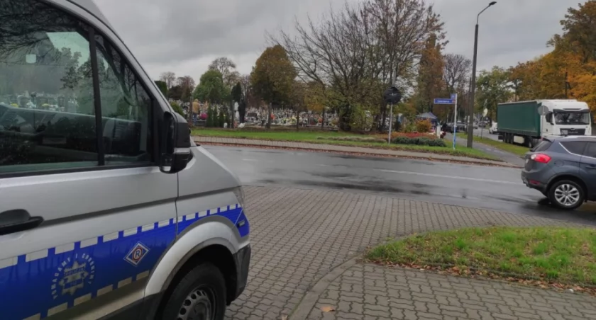 Policjanci patrolują rejony cmentarzy