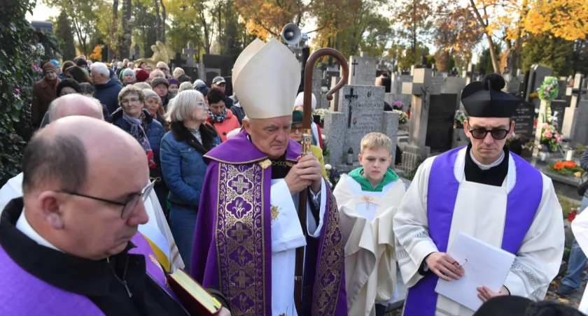 Kard. Nycz: niech uroczystość Wszystkich Świętych będzie okazją do ożywienia wiary w zmartwychwstanie