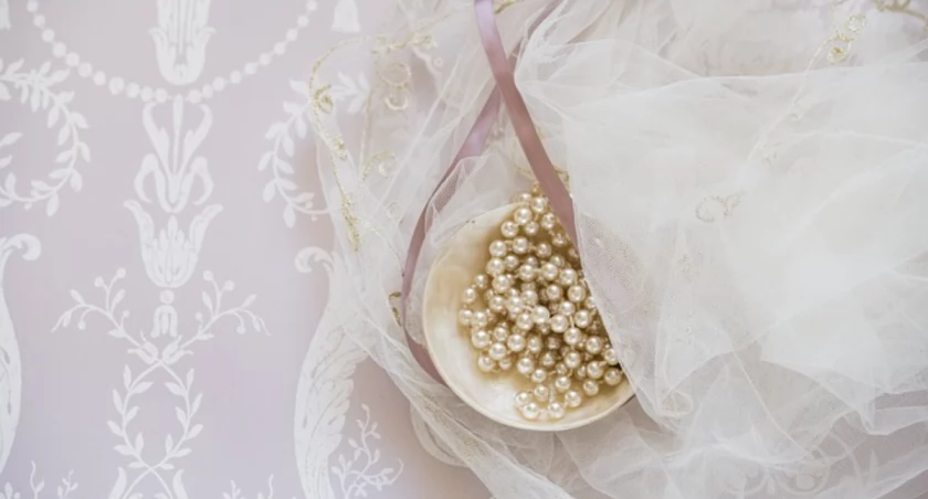 Koraliki – stylowa elegancja na miarę XX wieku