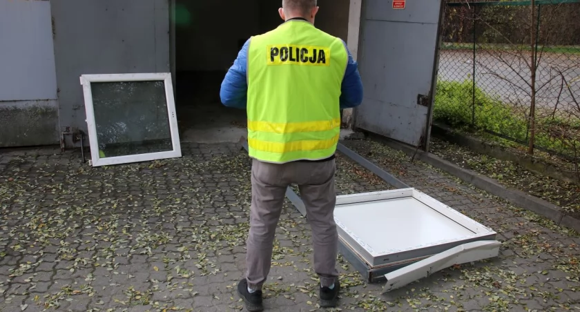 Chciał z tablicy ogłoszeniowej zrobić okno