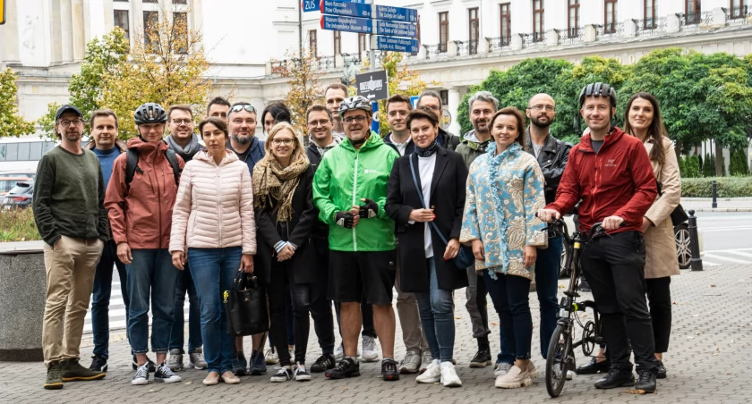 Czym najlepiej poruszać się po mieście? Rower z najwyższą punktacją, a samochód elektryczny najszybszy w warszawskiej edycji Wielkiego Testu Mobilności Miejskiej 2023