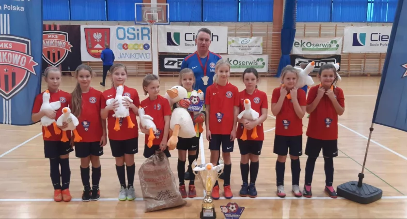 Zwycięstwo piłkarek UKS Szóstka Inowrocław w Turnieju Mikołajkowym
