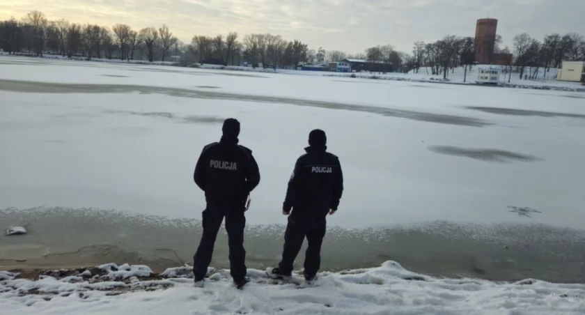 Policjanci kontrolują zamarzające akweny
