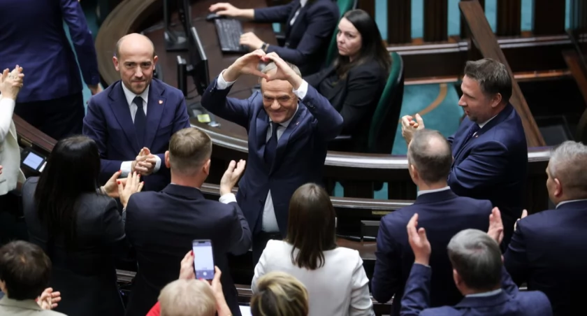 Za wyborem Donalda Tuska na premiera posłowie KO, Polski 2050-TD, PSL-TD i Lewicy; przeciw - PiS, Kukiz15 i Konfederacja