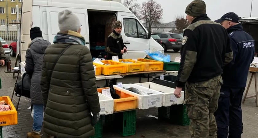 Policjanci i strażnicy rybaccy kontrolują miejsca sprzedaży ryb
