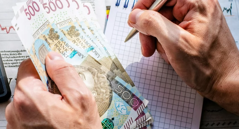 Boże Narodzenie: Polacy najczęściej twierdzą, że na święta wydadzą od 400 do 600 zł na osobę [BADANIE]