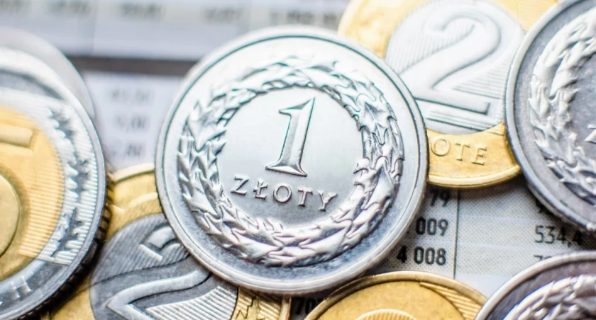 Przez inflację blisko 60 proc. Polaków będzie bardziej niż rok temu oszczędzać na świątecznych zakupach 