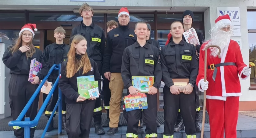 Strażacy i uczniowie z wizytą w szpitalu