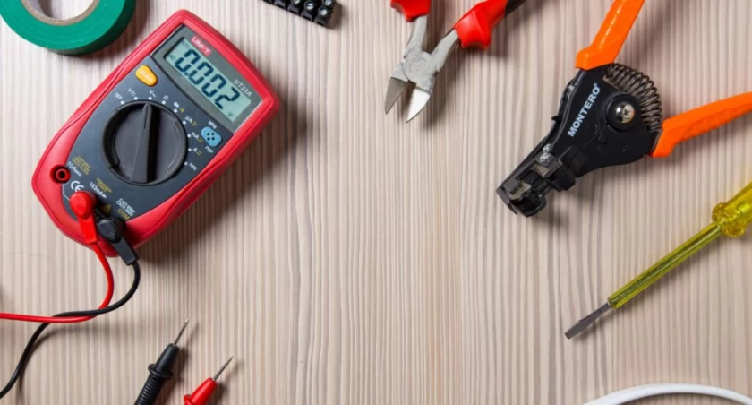 Jak znaleźć niezawodnego elektryka 24/7? Praktyczne wskazówki