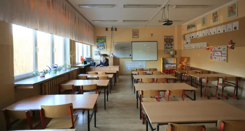MEN: minimalna stawka wynagrodzenia zasadniczego nauczycieli wzrośnie o 30 i 33 proc.