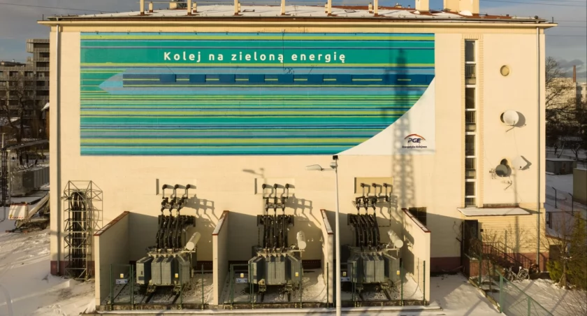 Kolej na zieloną energię – nowy mural na podstacji Warszawa Zachodnia od PGE Energetyka Kolejowa