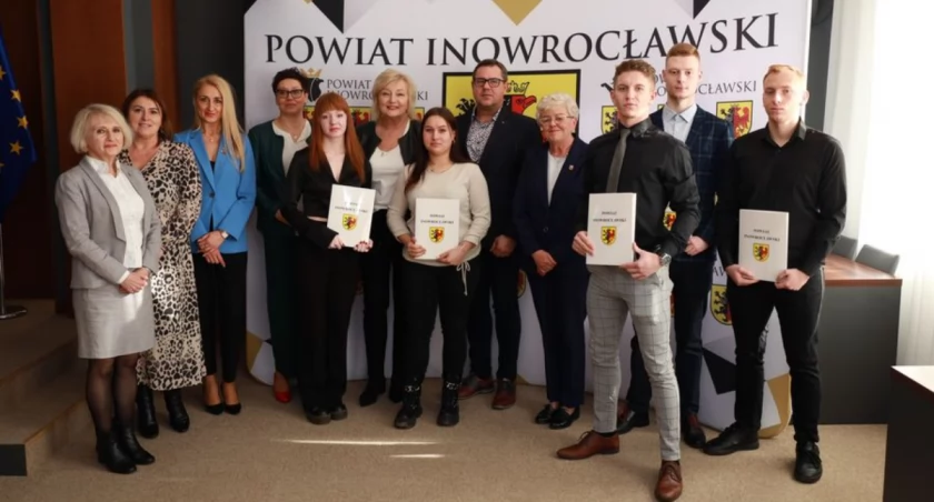 Zawodowe certyfikaty dla uczniów powiatowych szkół