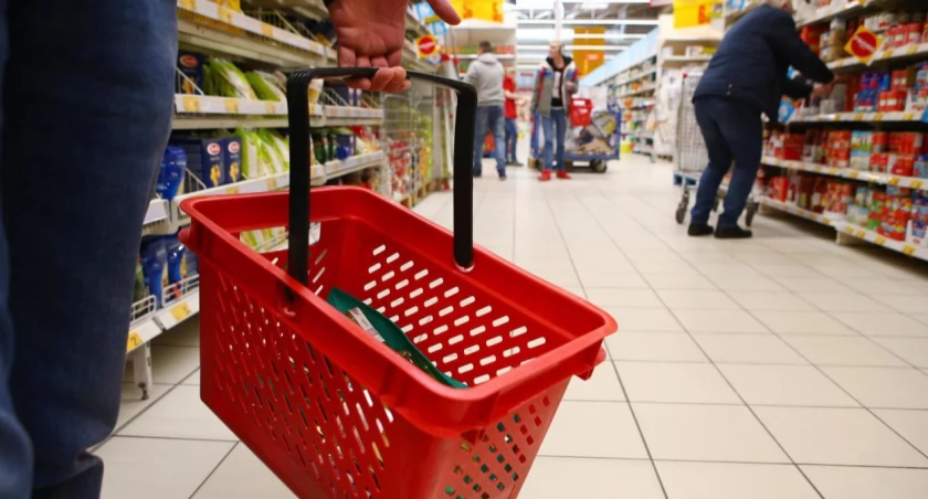 Ekspert: coraz więcej jest kradzieży produktów podstawowych w sklepach