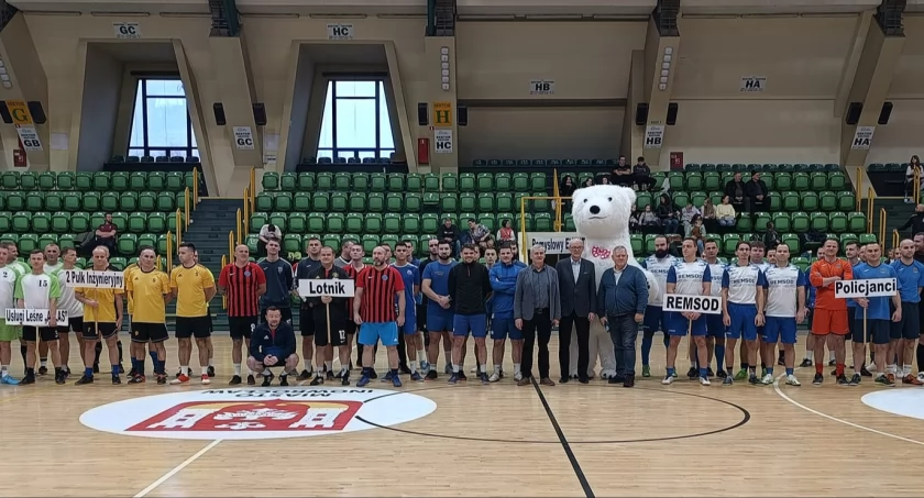 Zagrali Charytatywny Halowy Turniej Grup Zawodowych w Piłce Nożnej 
