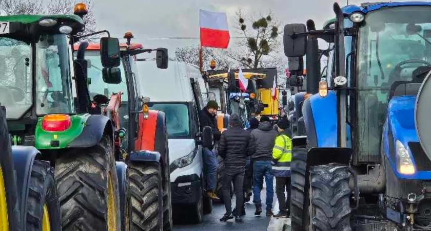 Rolnicy kontynuują blokowanie węzła A1 i ronda na dk 15 koło Torunia