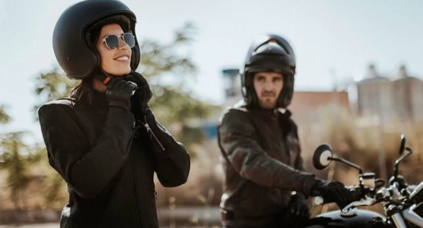 Odkryj wyjątkowy komfort z kaskami szczękowymi HJC! Doskonały wybór dla motocyklistów turystycznych i miejskich