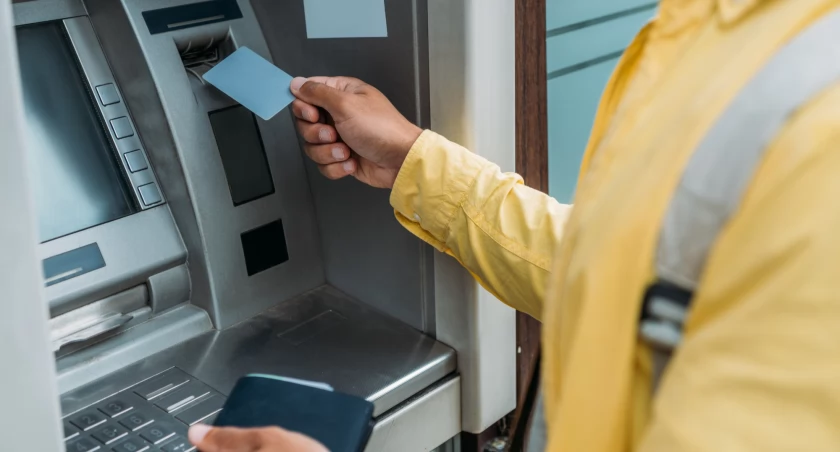 Oszust wpadł na gorącym uczynku wprost przy bankomacie