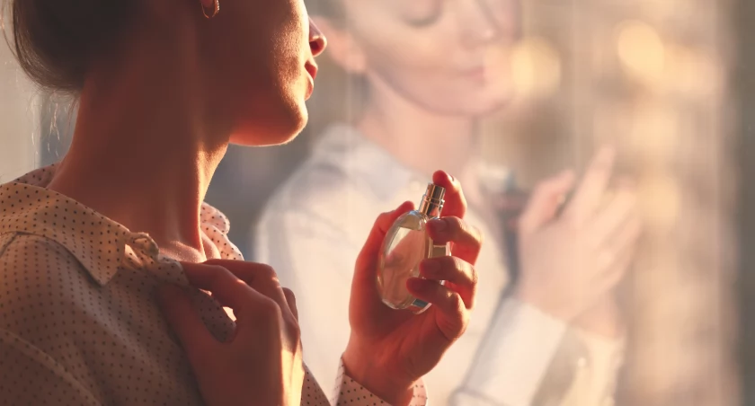 Odkryj wyjątkowe zapachy perfum damskich, które rozpieszczą Twoje zmysły