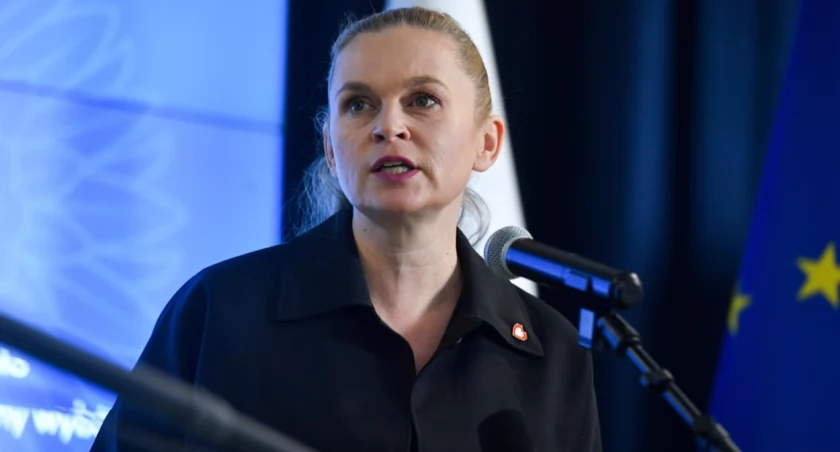 Minister Nowacka: to szkoła ma zapewnić powszechną wiedzę, a nie dom