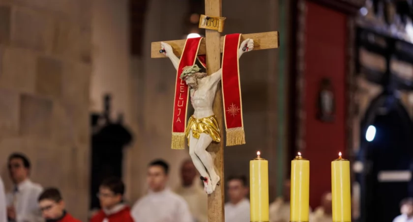 Wielka Sobota w Kościele katolickim to czas zadumy; po zmroku odbywa się liturgia Wigilii Paschalnej