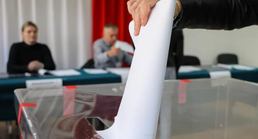PKW: frekwencja w wyborach samorządowych do godz. 12. wyniosła 16,52 proc.