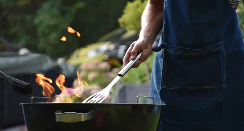 Bezpieczne grillowanie na majówkę - kilka kluczowych zasad. 