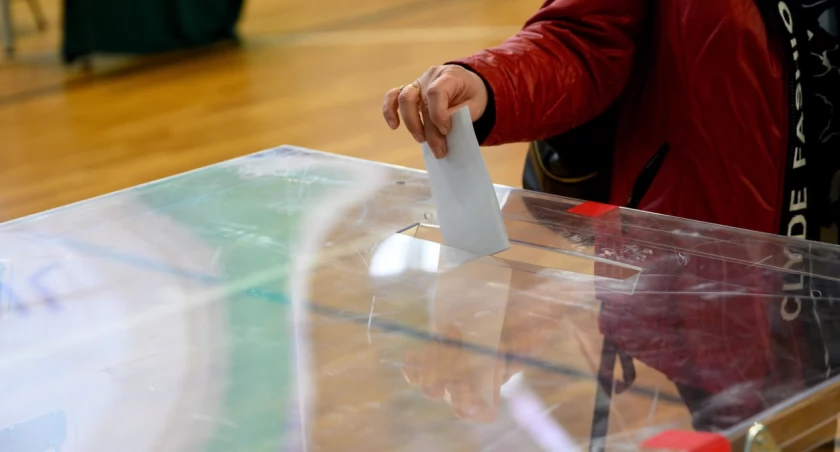 PKW: frekwencja w II turze wyborów samorządowych, według stanu na godz. 17 wyniosła 33,17 proc.
