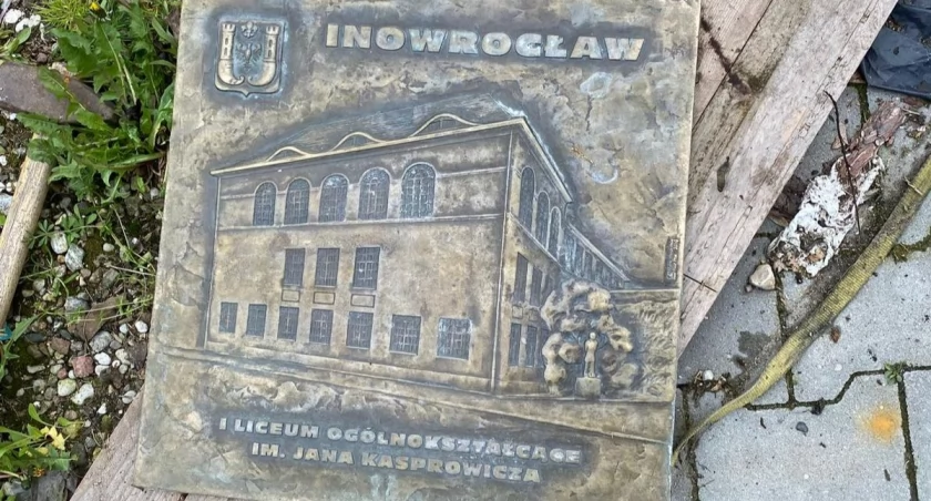 Ozdobna płyta chodnikowa odzyskana przez policjantów