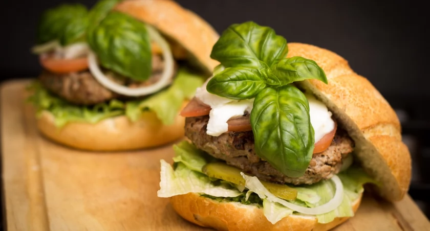 Jakie wędliny pasują jako dodatek do burgera?