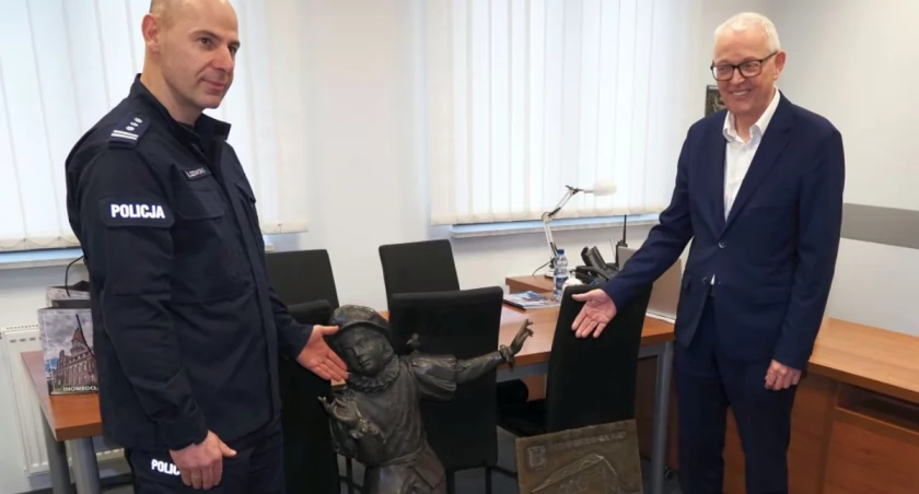 Podziękowania dla policjantów za odzyskanie ozdobnej tablicy i żaczka