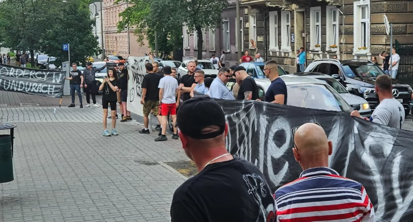 Inowrocław: milczący protest przed komendą policji po śmierci 27-latka