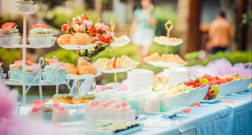 Garden party dla jubilata - jakie dekoracje na 30. urodziny wybrać do ogrodu?