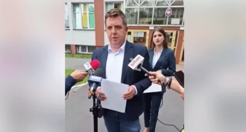 Konferencja prasowa radnych Koalicji Obywatelskiej ws. afery paszportowej w Inowrocławiu