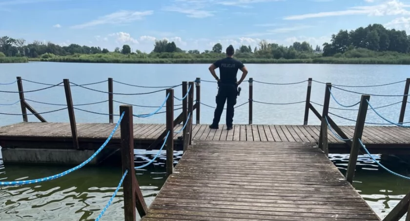 Pakoscy policjanci monitorują akweny