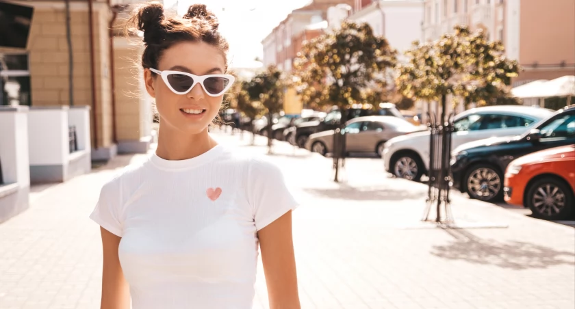 Jak stylizować bluzki z nadrukiem?