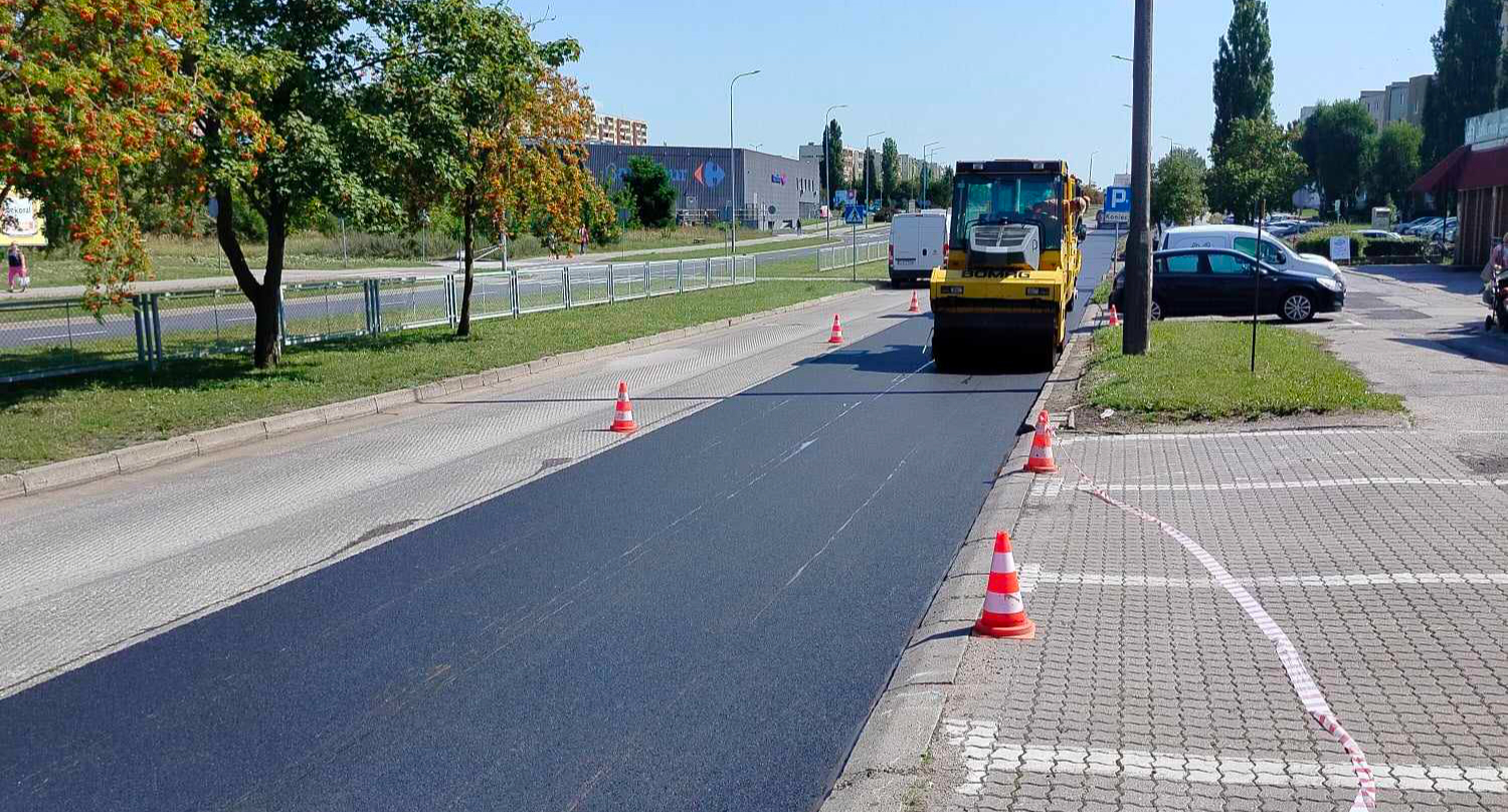 Kładą asfalt na osiedlu Rąbin