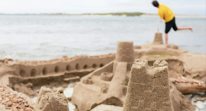 10 pomysłów na aktywne zabawy na plaży dla dzieci