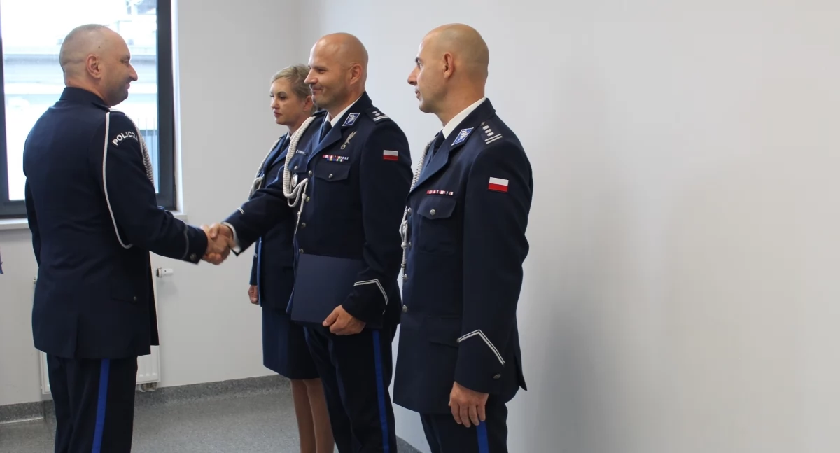 Uroczysta zbiórka w inowrocławskiej komendzie policji