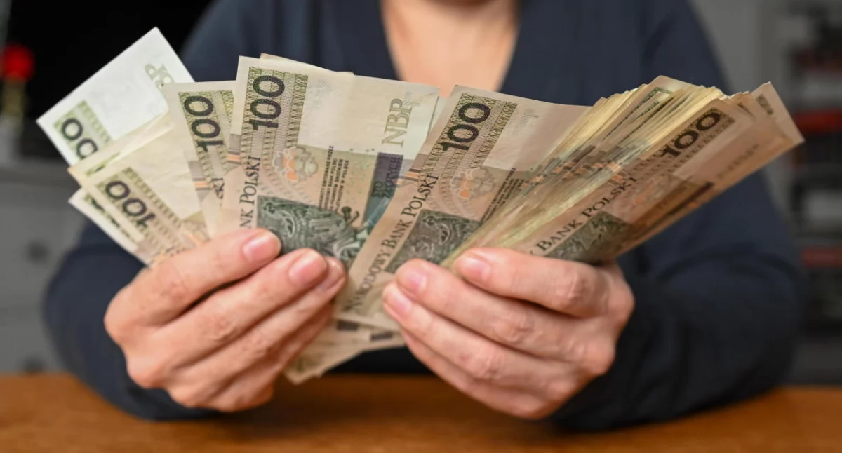 Projekt: płaca minimalna od 1 stycznia 2025 r. wzrośnie do 4666 zł brutto, a minimalna stawka godzinowa do 30,50 zł brutto