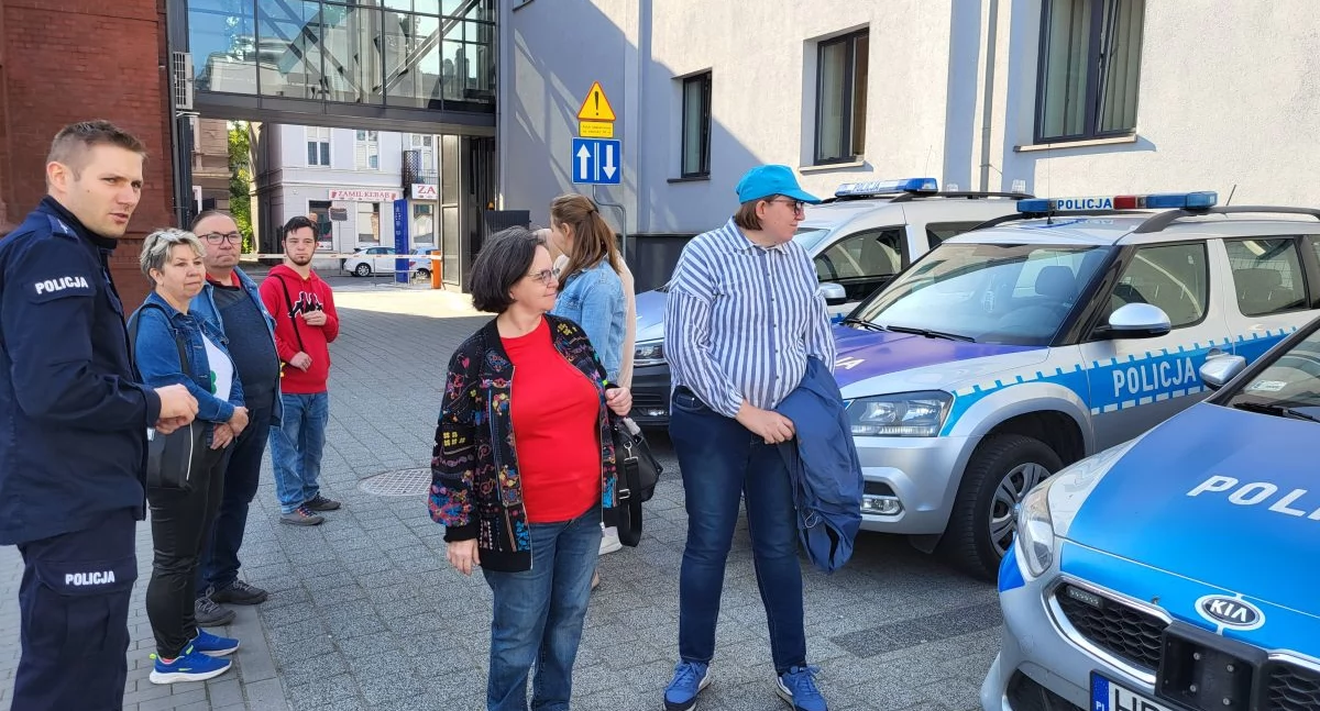 Podopieczni Caritasu zwiedzili siedzibę policjantów