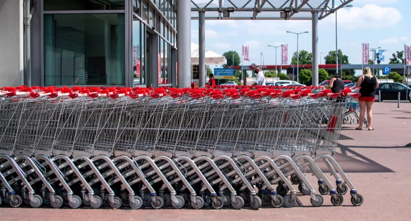 Zmiana nastrojów wśród konsumentów. Rośnie poparcie dla zniesienia zakazu handlu w niedziele [BADANIE]