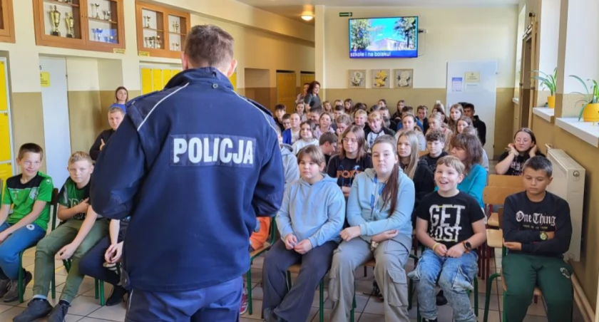 Policjanci na zajęciach w Jaksicach
