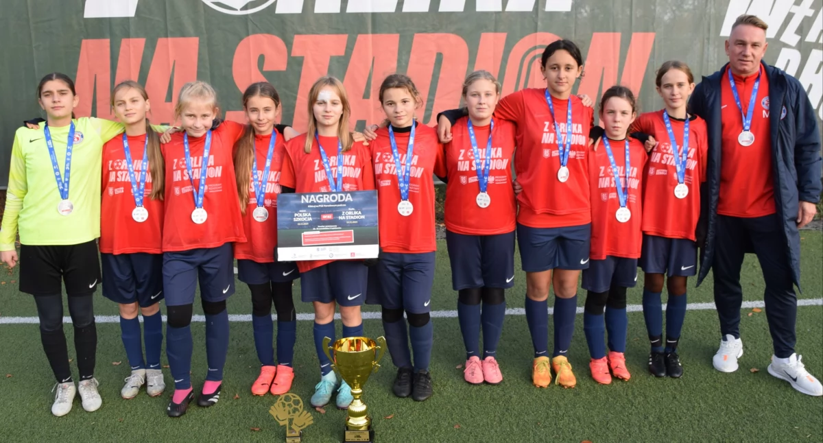 Piłkarki SP 6 Inowrocław v-ce mistrzyniami województwa w turnieju Z orlika na stadion